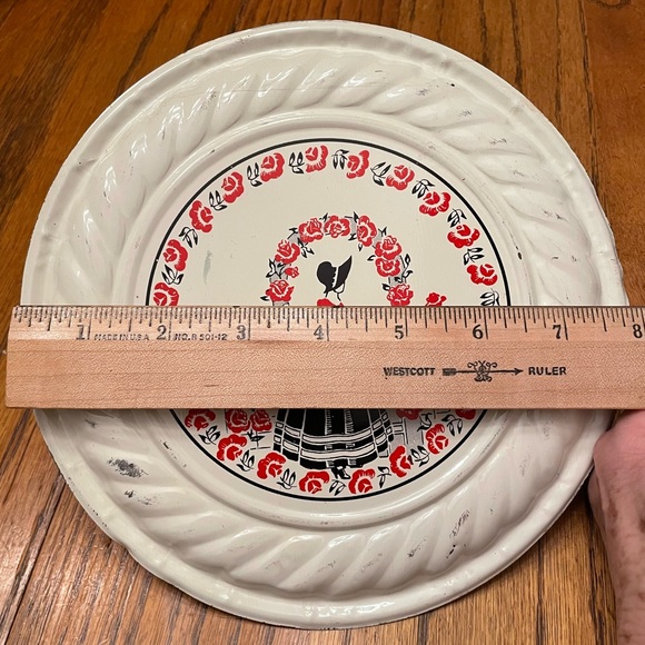 Vintage - Tin chimney flue cover - southern belle silhouette-/red roses. @1930’s - Picture 6 of 7